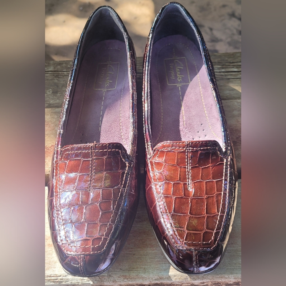 Clarks Everyday Women's Croc-Embossed Brown Leather Flats, 7.5 - Picture 3 of 10